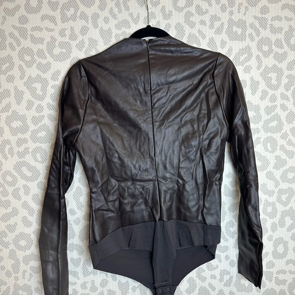 SKIMS FAUX LEATHER MOCK NECK BODYSUIT SOOT NWT (SOLD OUT) 🖤 SIZE XL LONG SLEEVE - Picture 10 of 10